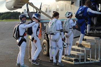 People getting ready to jump with a parachute